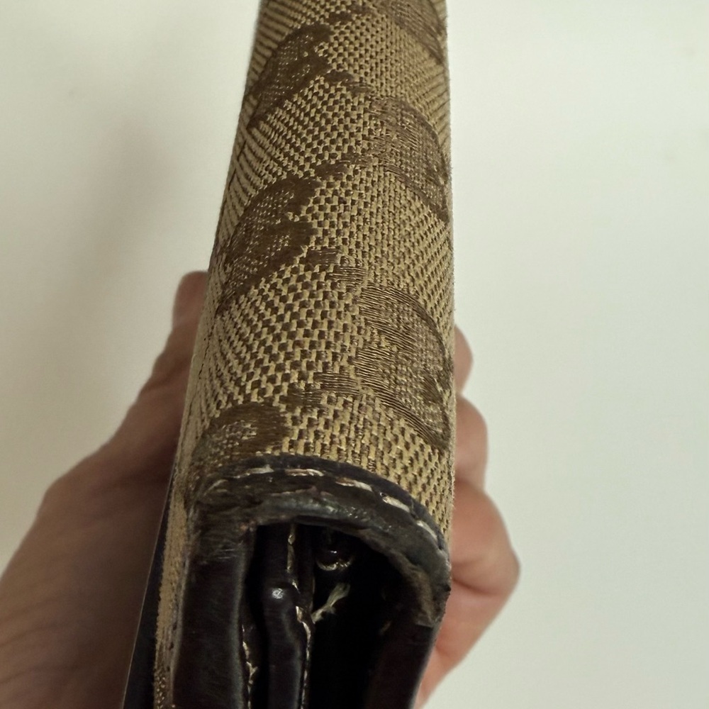 Gucci Tan and Brown Heart Clasp Wallet - Picture 14 of 17